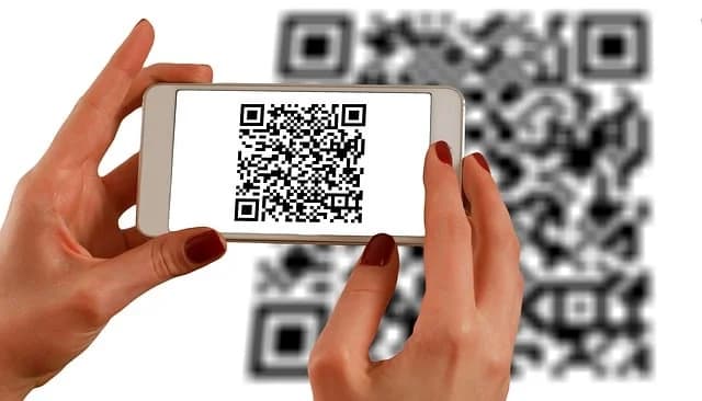 Código QR genérico en blanco y negro sobre la mesa de un restaurante