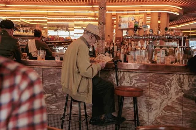 Cliente de edad mayor con dificultad para usar el codigo QR