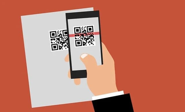 Cliente revisando con desconfianza un codigo QR desconocido