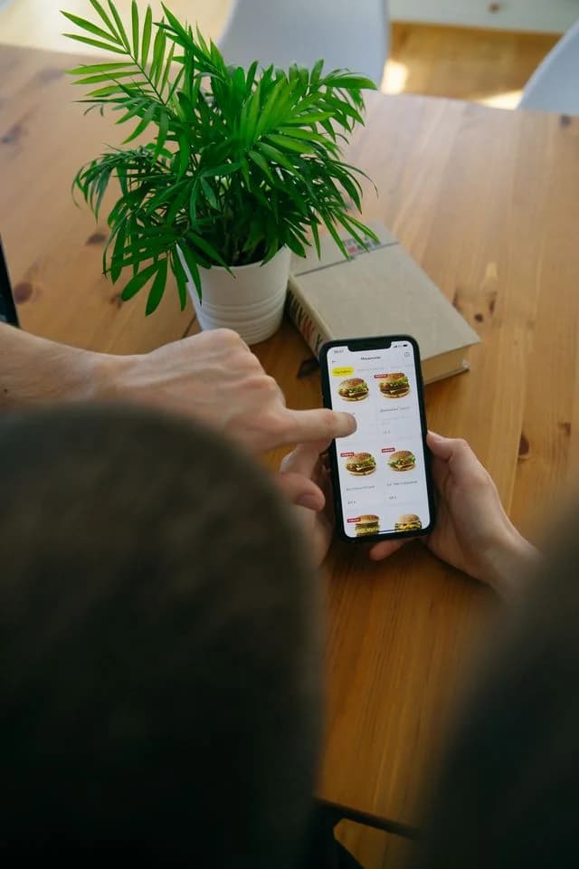 Cliente revisando menú digital en su celular en un restaurante