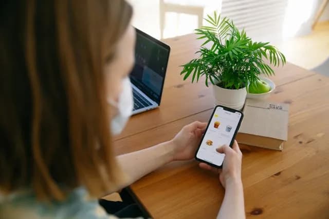 Cliente escaneando un código QR para ver el menú digital sin tocar un menú fÃsico