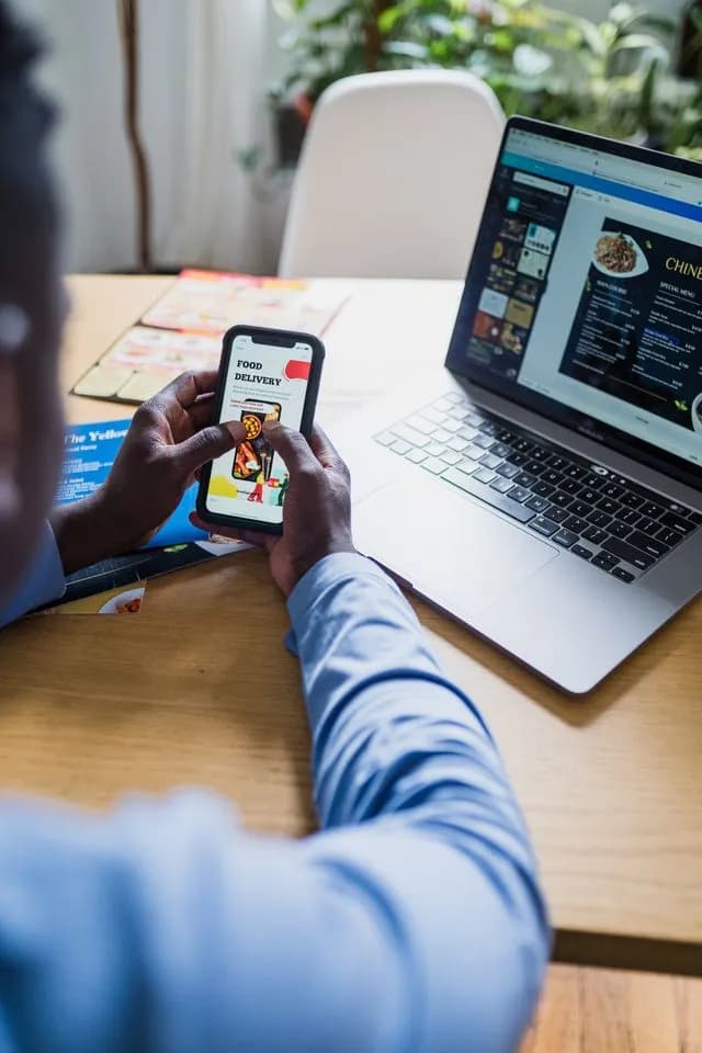 Comparación entre menú QR gratuito y menú QR de paga para restaurantes