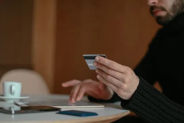 Dueño de restaurante eligiendo el plan de menú QR adecuado