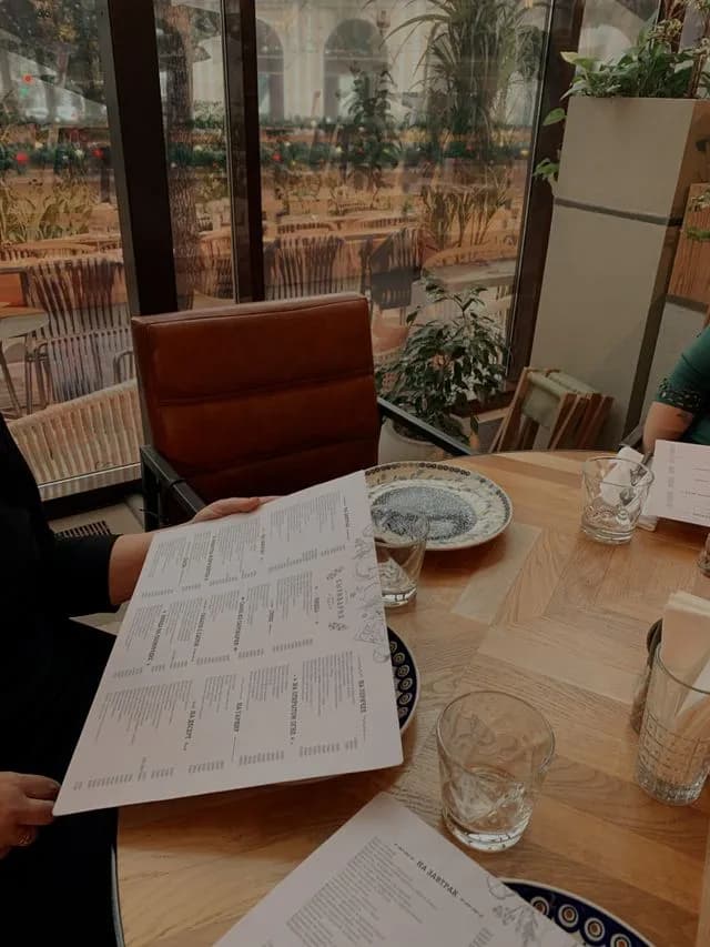 Menú de restaurante saturado con demasiadas opciones