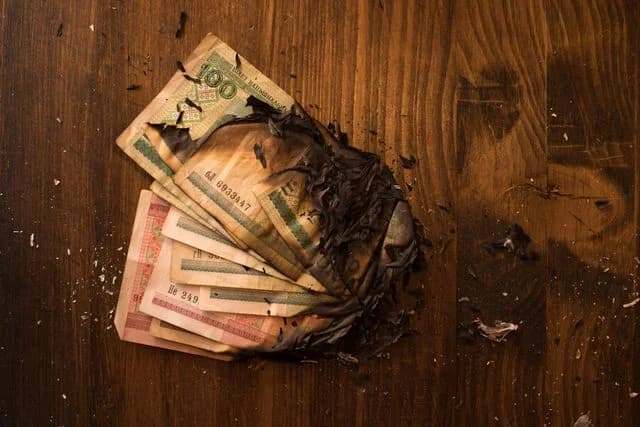 Menú de restaurante con precios y platillos desactualizados